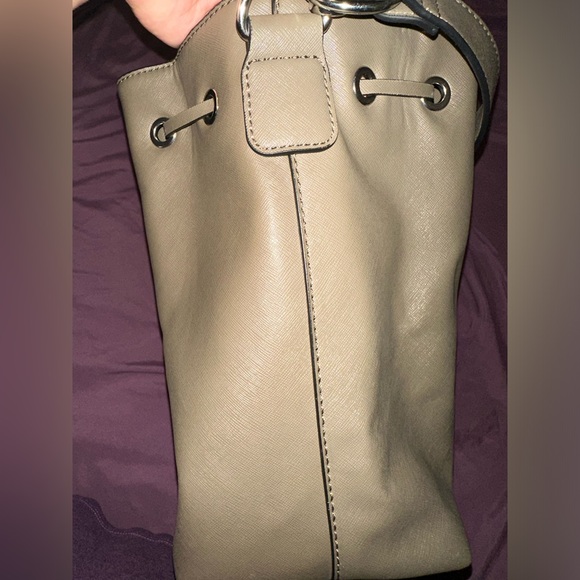 Guess Bucket Bag - Picture 8 of 13